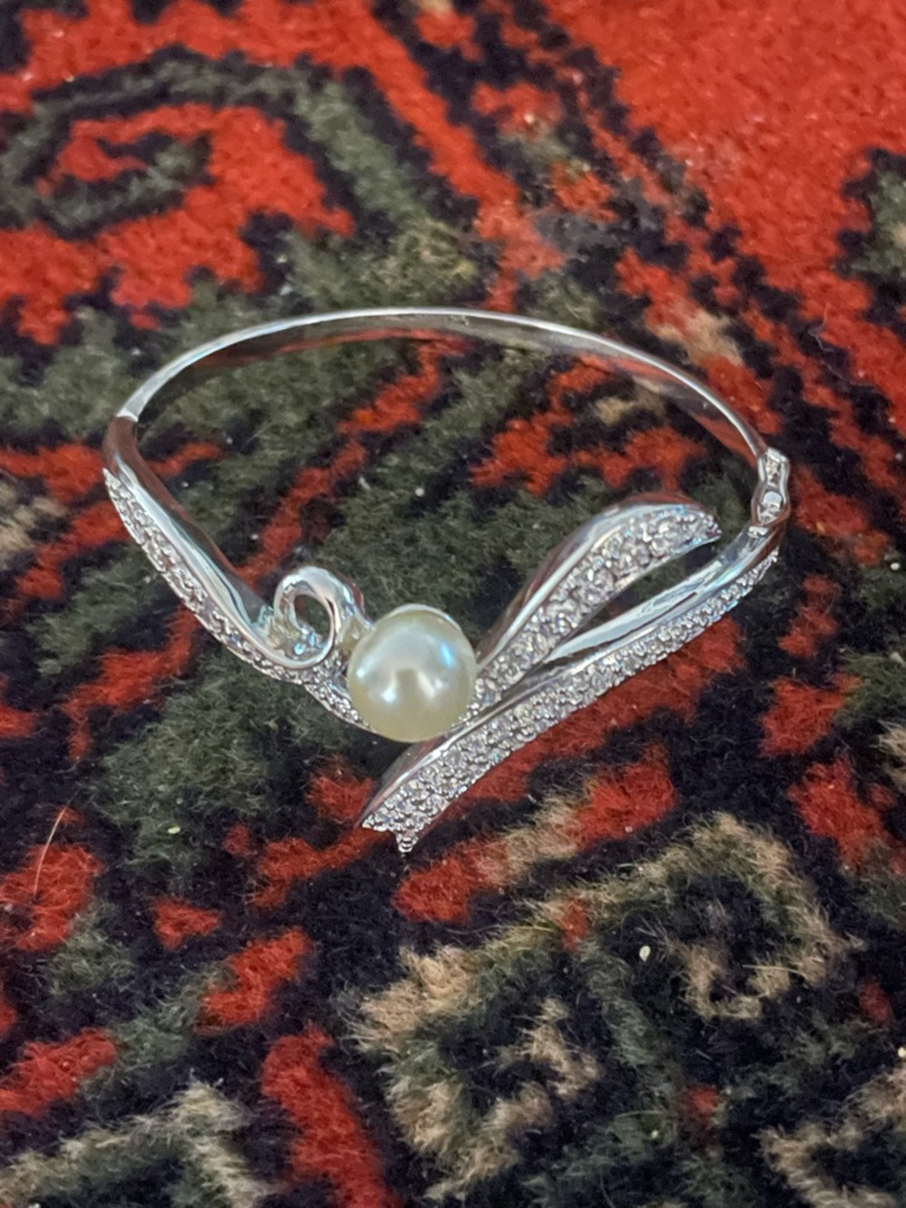 Beautiful faux pearl and crystal bracelet